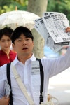 (주)썬앳푸드모던눌랑여의도점 | [뉴타포토]'여의도늬우스 호외요~ 호외!' 모던눌랑 여의도 상륙 알리는 호외지 배포원