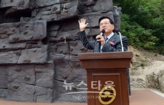 배봉산에 인공암벽장 개장…엄홍길 대장 청소년 격려