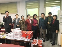 원주시 학성동 이사모 경로당에 떡과 과일 전달