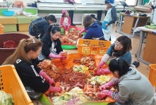 인제 원통초 신덕분교, 사랑의 김장담그기 행사 열려