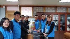 포승읍 바르게살기위원회 도곡중학교에서 다문화학생 및 한부모학생 쌀 전달식 가져