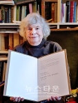 토지문화재단 영국에서 A.S.Byatt에게 박경리문학상 전달