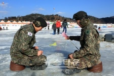 [포토뉴스] 인제빙어축제 군장병들 신났다.