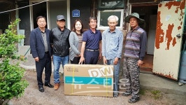 횡성군 갑천면 매일1리 최동희 이장 독거노인가구에 TV전달