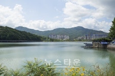 맑은 하늘 아래 아름답게 펼쳐진 백운호수