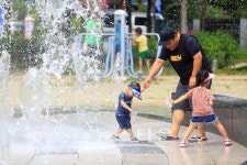 인제군 곳곳에 바닥분수, 폭염 속인기 쉼터