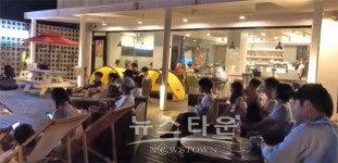 무더운 여름 밤, 월정리 해변에서 퀸즈브라운 테라스라이브 공연 보며 힐링