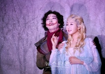 [뉴타포토] 웃는남자 박강현-이수빈, 아름다운 하모니가 만든 나무 위의 천사