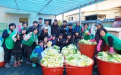 원주시 우산동 새마을회, 상지대 총학생회와 함께하는 사랑의 김장 나눔