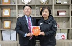 새마을금고중앙회 강원지역본부, 「나눔기업」현판 전달