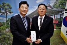 대구 서구청, 인제군 산불피해 지원 성금 기탁