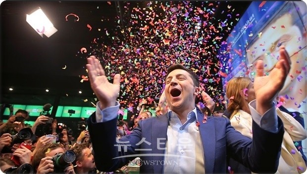 이재명 후보, 21대 대통령 선거 출구조사 결과에 환호와 기쁨으로 당선 기대