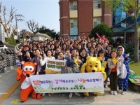 수원 산남초, 교육공동체 꽃길 등교 맞이 웃음꽃 활짝