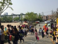 수원 산남초, 교육공동체 꽃길 등교 맞이 웃음꽃 활짝