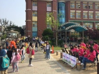 수원 산남초, 교육공동체 꽃길 등교 맞이 웃음꽃 활짝