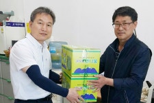 홍천 권영대 내면농협 방내지점장, 맞춤형 산나물 누리대 전달
