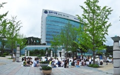 원주시청앞에서 눈물과 절규를 쏟아내는 아파트 세입자들