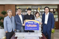 원주나이스볼링센터 한상배 대표, 배드민턴 유망주 진광고 신동현 선수 체육용품 전달