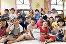굿네이버스 강원본부, 자작나무 어린이집에 후원 현판 전달