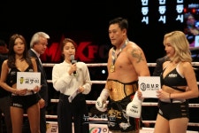 명승사자 명현만, 49초 만에 KO승...1차 방어 성공