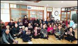 인제군자원봉사센터, 어르신들께 직접 제작한 목도리 전달