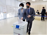 엄태준 이천시장 부부, 중리동 행복복지센터 사전 투표장 한 표 행사