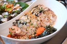 새콤한 물회로 올여름 폭염 대비…거제도 맛집 웅아횟집의 달인물회 입소문