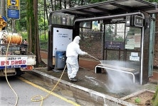 평택시 송탄출장소, 도로유지 보수업체 차량 이용 다중이용시설 방역활동 나서