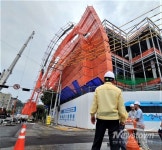 안양 명학대교 인근 공사현장서 비계 전도…최대호 시장 긴급 현장 지시