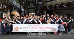 김태흠 충남도지사, 설 명절 앞두고 천안 중앙시장 상인들과 소통