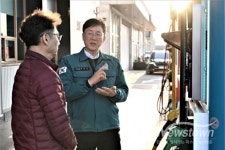 유가 출렁이자 현장으로…이민근 안산시장, 주유소 찾아 점검