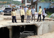 아산시의회 건설도시위원회, 영인면 아산리 수해 현장점검...재발·개선 방안 논의