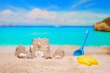 해변 모래성 쌓기 놀이…너무 깊게 파면 생명 위협