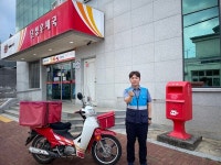 한밤중 거리 헤매던 노인 구한 천사 집배원