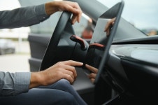 아날로그는 죽지 않는다…물리 버튼 다시 찾는 IT·車 업계