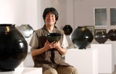 불과 흙으로 수백가지 검은색 빚다 삼라만상 모든 빛 흑유에 담기더라