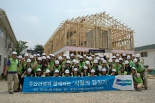 두산건설, 불볕더위 속 사랑의 집짓기
