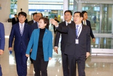 [포토] 개장 앞둔 인천국제공항 제2여객터미널 시찰하는 김현미 장관