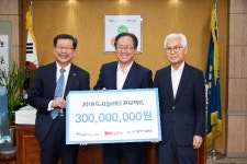HUG, 부산 진구 도시놀이터 조성 위한 기부금 전달