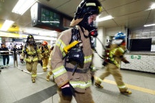 [포토] 실전과 같은 지하철 화재 대피훈련