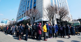 [포토]  마스크 판매 농협마트, 오전부터 장사진
