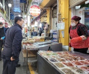 권오봉 여수시장, 전통시장 찾아 상인과 시민 격려
