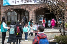 [포토]  선생님! 안녕하세요~ 첫등교 시작한 초등학교