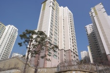 사라지는 휴먼시아…아파트 단지마다 ‘LH’ 흔적 지우기 잇따라