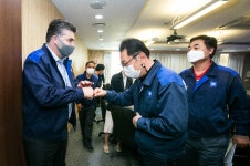한국지엠 사장, 변속기 500만대 생산 돌파 기념 보령공장 방문