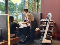 배민, SFG신화푸드그룹 외식 매장에 서빙로봇 딜리플레이트 투입