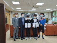 배방고등학교 학생에게 장학금 전달
