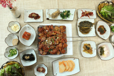 가을 관광객 입맛 사로잡을 곡성 석곡 흑돼지 석쇠구이 ‘인기’