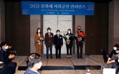 [포토]  문화유산 활용 상품 살펴보는 김현모 문화재청장