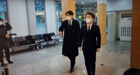 국민의당 안철수 후보, 천안 단대 장례식장에서 조문객 맞아